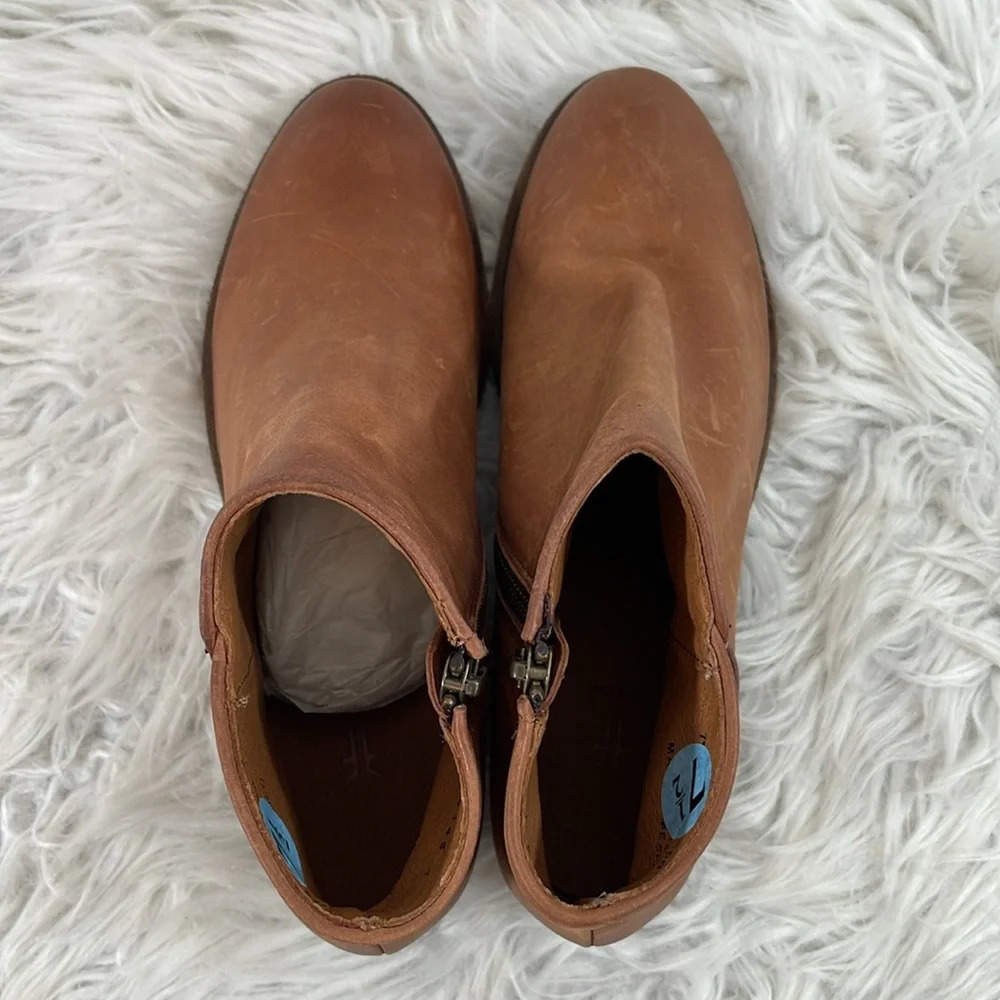 Frye Carson Piping Cognac DISTRESSED LEATHER Ankle Bootie Heel Side Zip Size 7.5 - Picture 6 of 15